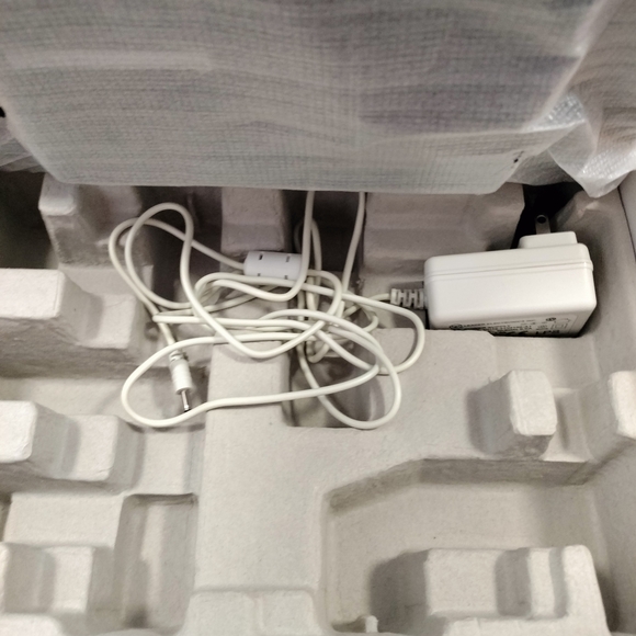 Kodak EasyShare Digital Frame with Yellow and Black Design - Picture 7 of 8